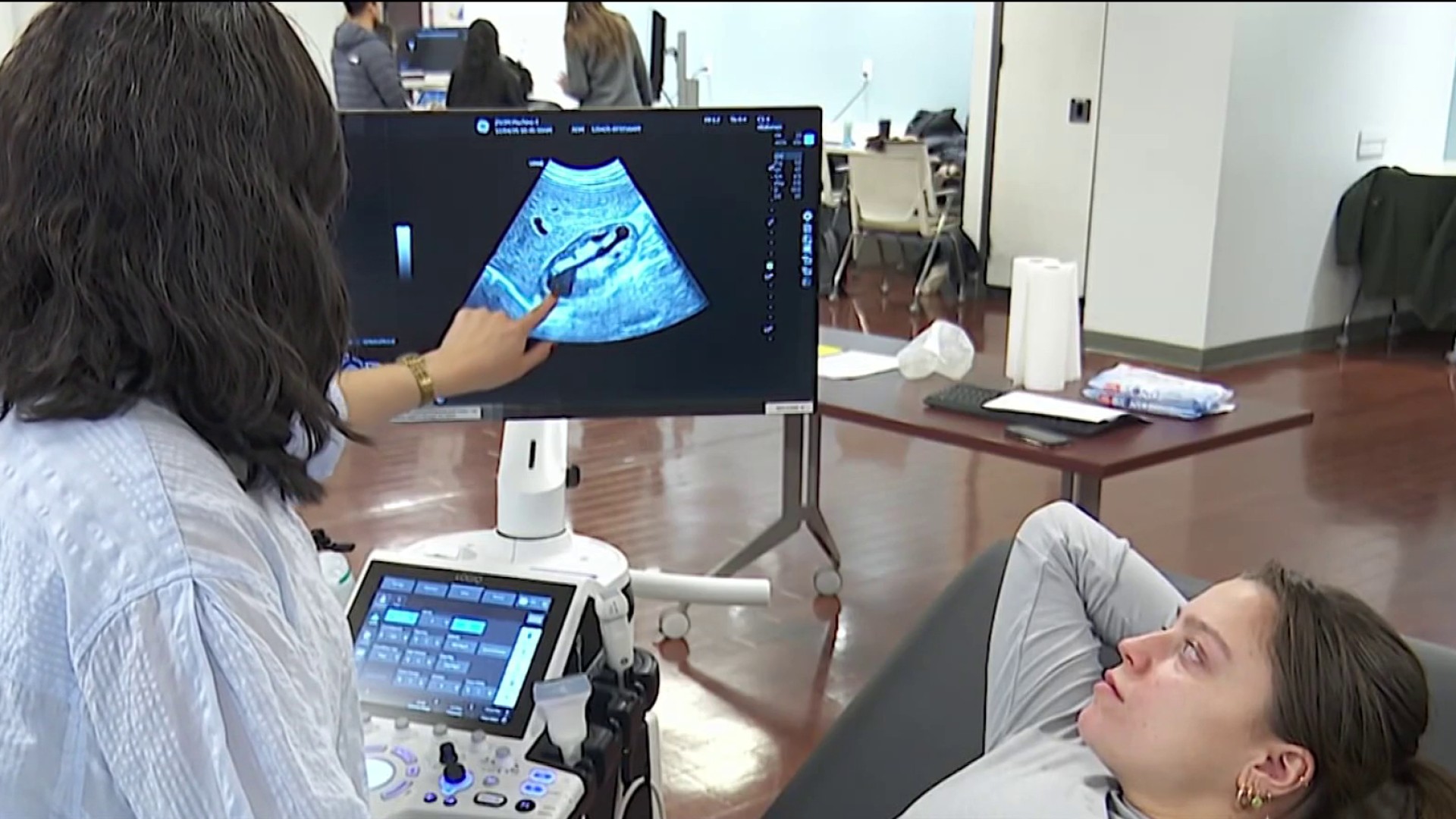 nbcnewyork.com - Greg Cergol - Long Island medical student learns she has kidney issue from in-class demonstration