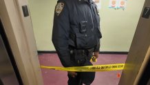 Un agente del Departamento de Policía de Nueva York en la escena de un tiroteo dentro de un edificio de NYCHA en Allerton, Bronx, que dejó a un adolescente muerto y a otro adolescente herido