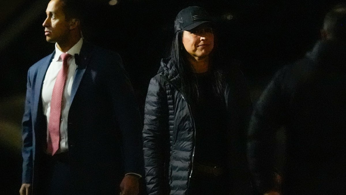 Tulsi Gabbard under scrutiny for showing up at FBI raid of Georgia election hub