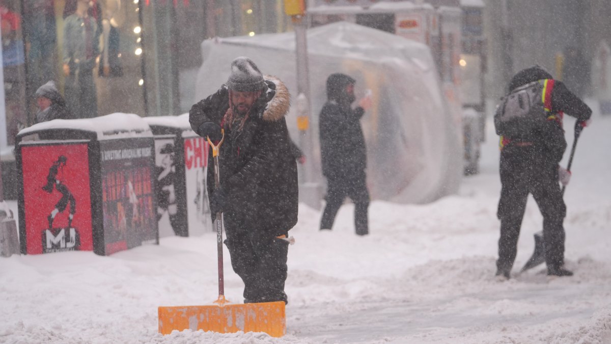 NYC sees biggest snow storm in years; NJ Transit service still halted
