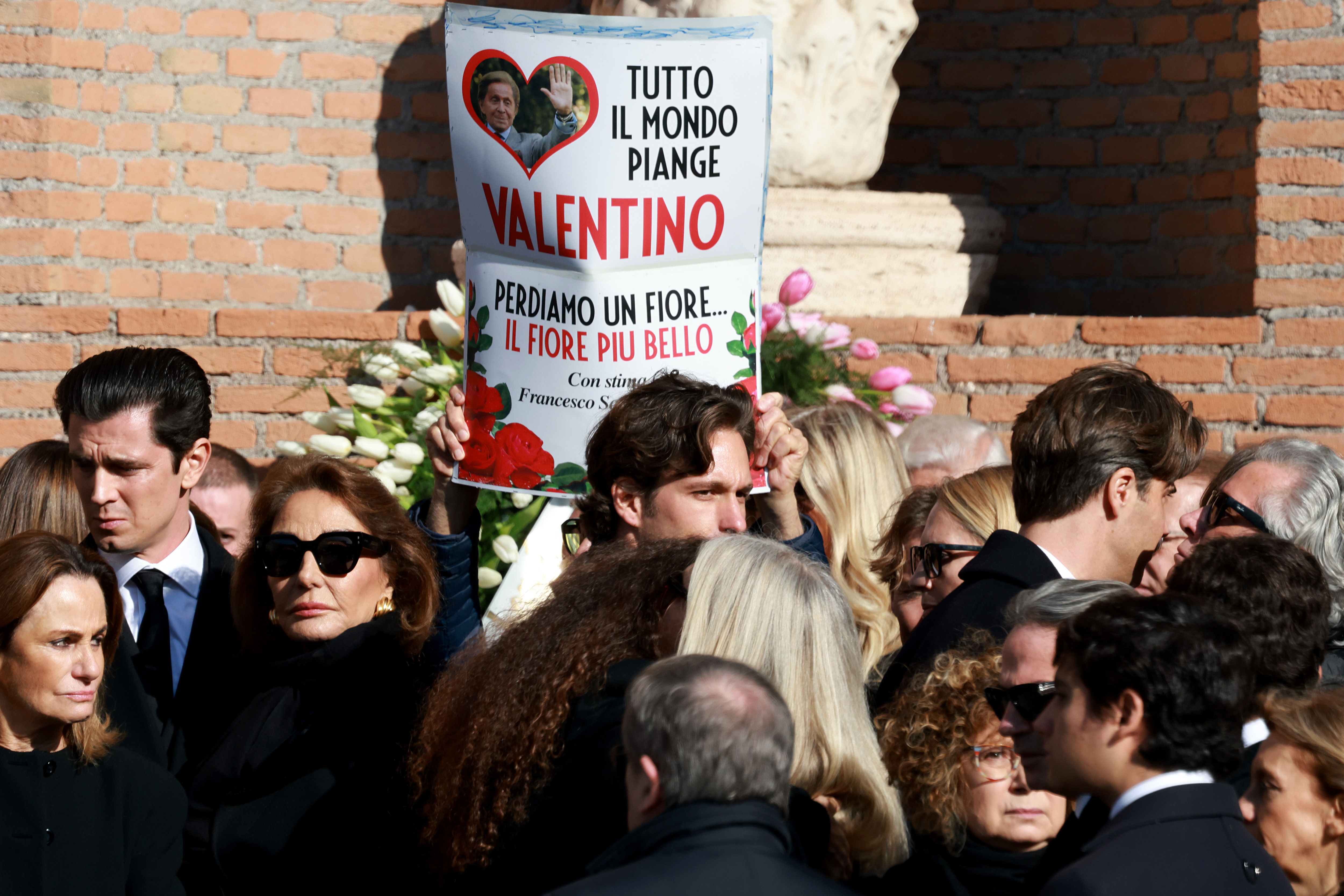 hollywood-and-fashion-stars-attend-rome-funeral-for-valentino-nbc-new