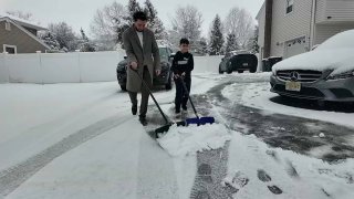 Daniel y Eli Chamoun rotaron entre palear nieve y peleas de bolas de nieve el sábado en Paramus.