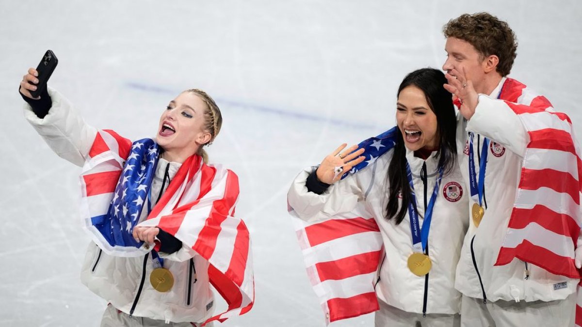 The newest crop of gold medal U.S. figure skaters were added to a text chain of other Olympic greats in the sport.