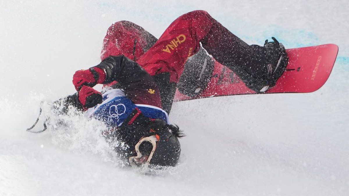 Liu Jiayu heavy fall in qualifying halfpipe, carried off on stretcher ...