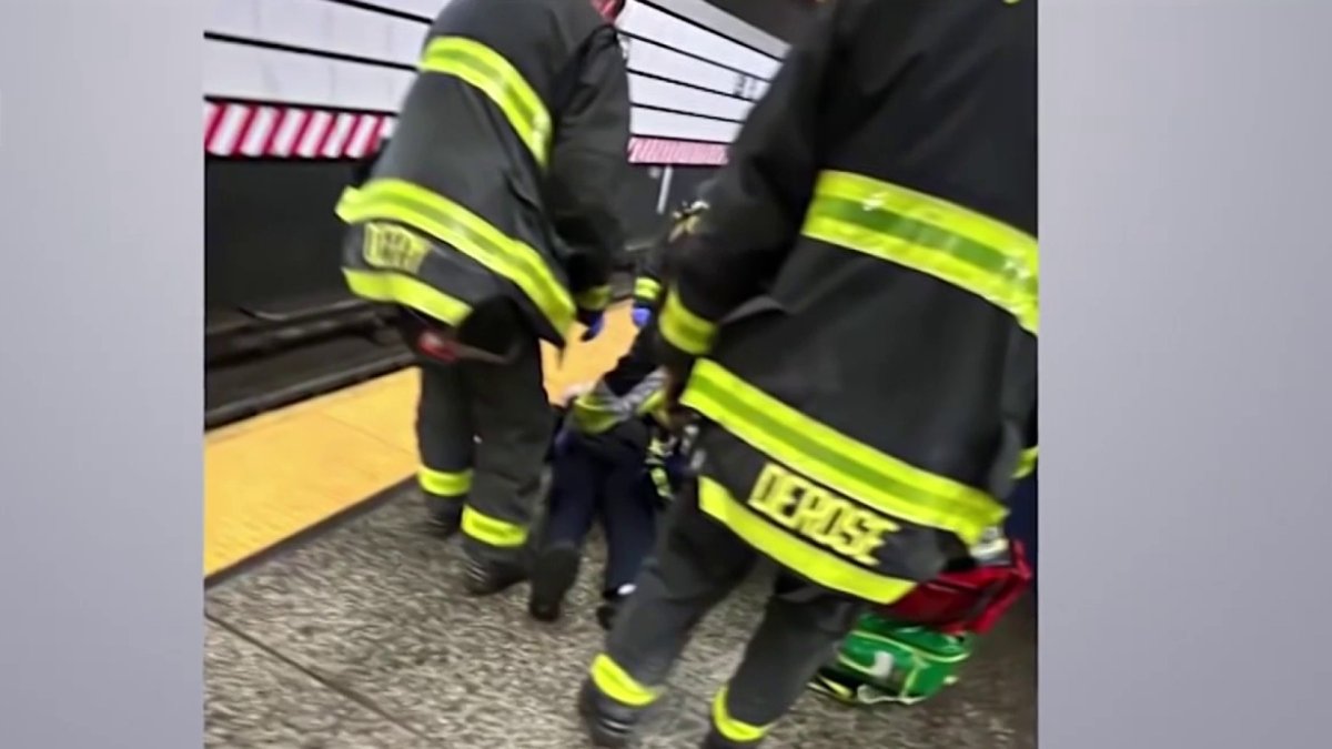 Man wanted for pushing two people onto subway tracks at Manhattan ...