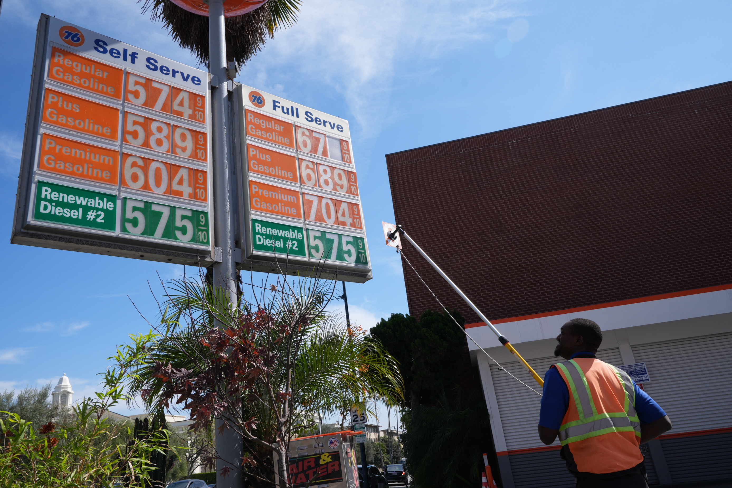 Oil and gas prices rapidly rise amid Iran war – NBC New York