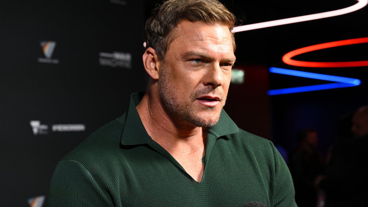 「リーチャー」スター、アラン・リッチソン、テネシー州の隣人口論 – NBCニューヨーク