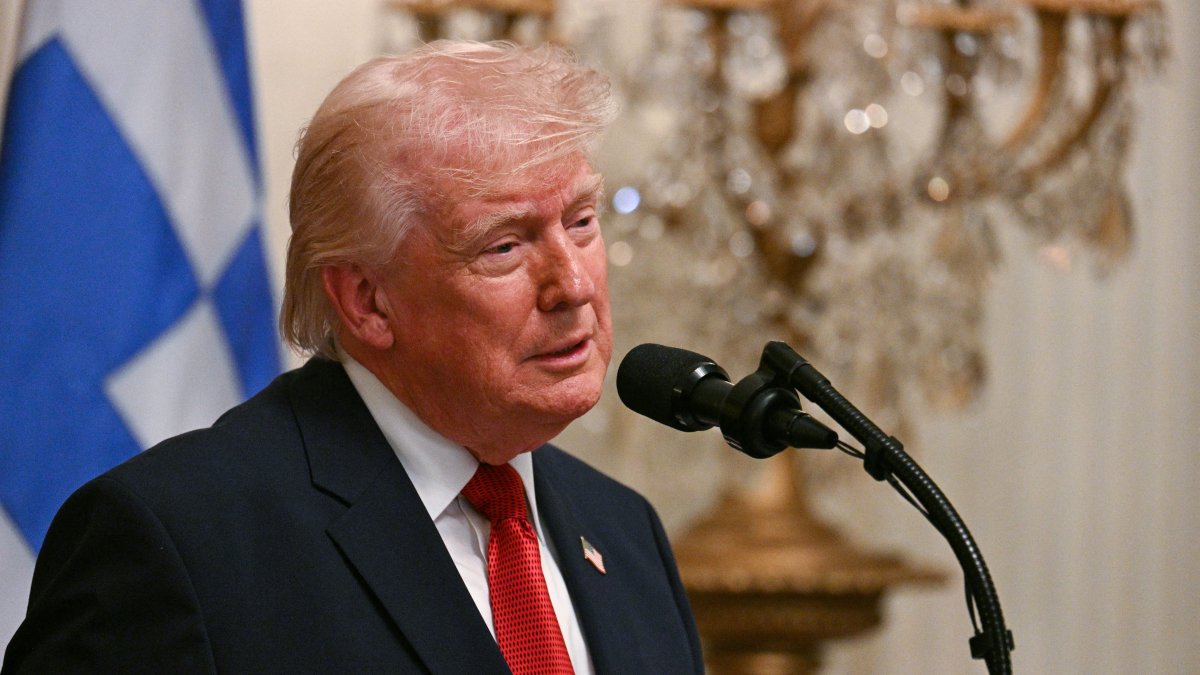 Trump says he'll sign order to pay TSA agents as Senate approves funding deal