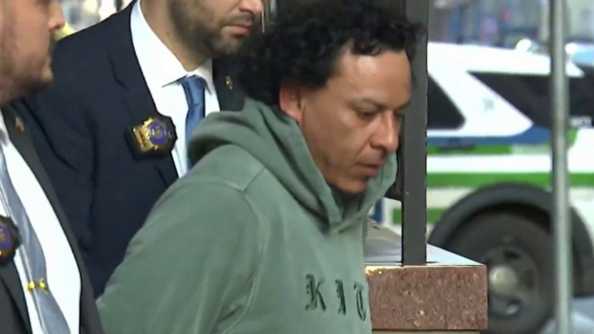 Suspect arrested after pushing 83-year-old, 30-year-old onto train tracks in Manhattan