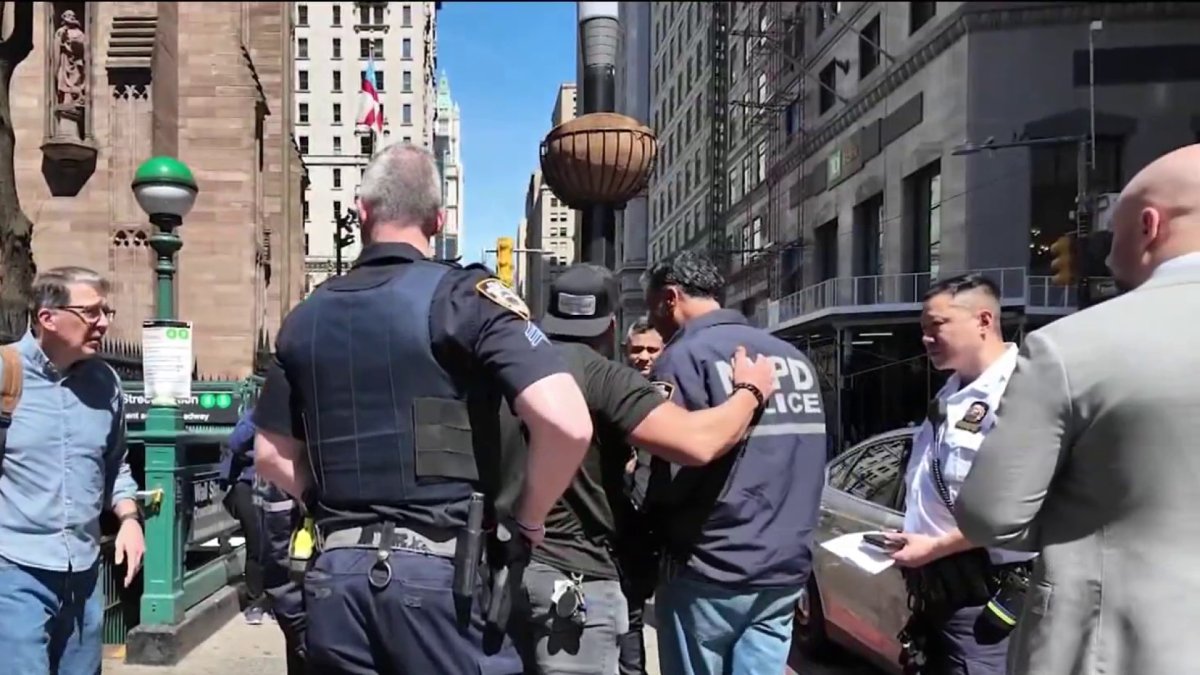 Search for suspect after man stabbed in NYC subway – NBC New York