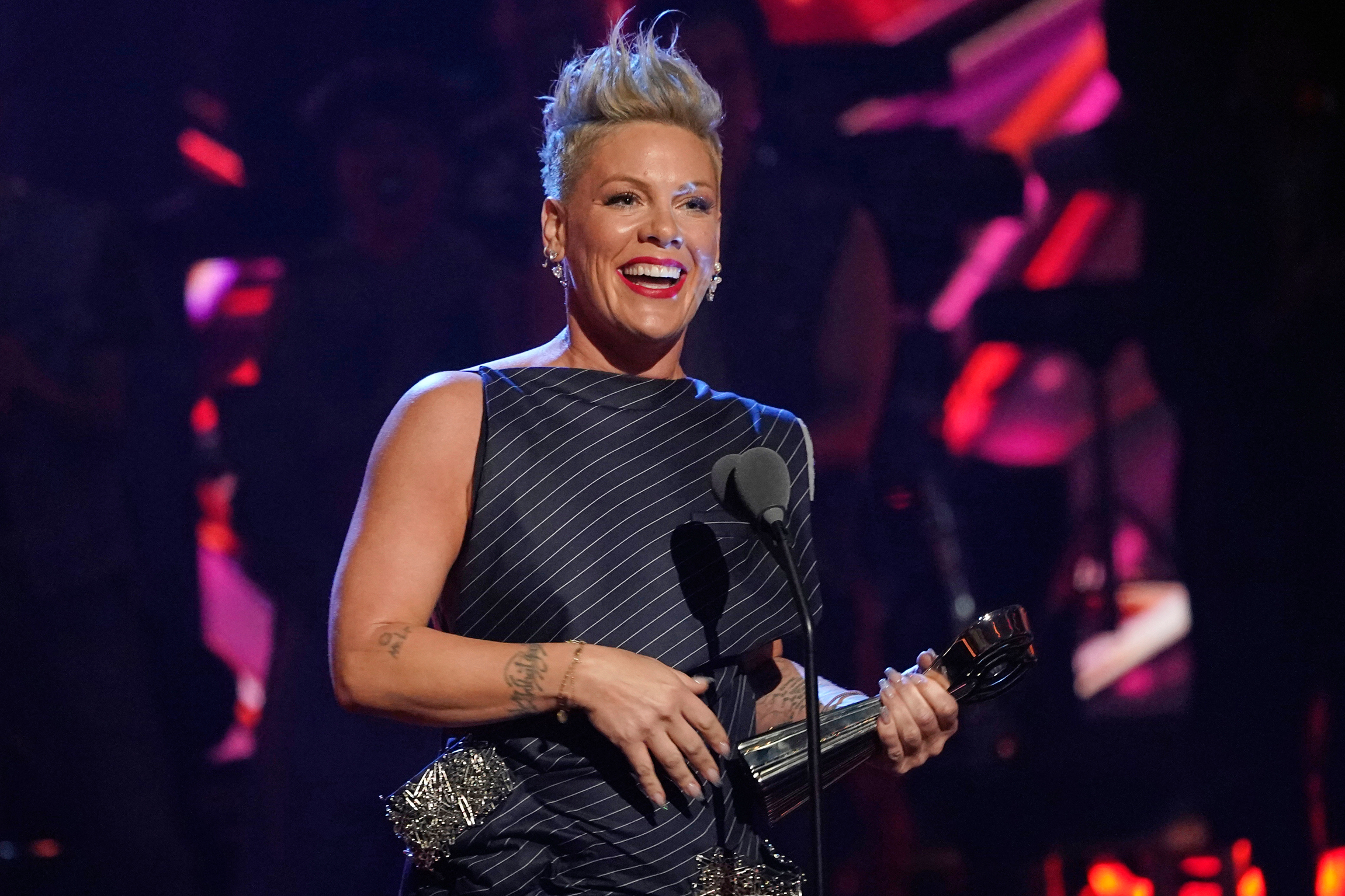 nbcnewyork.com - Mark Kennedy | The Associated Press - Pink to host the 2026 Tony Awards on June 7 at Radio City Music Hall