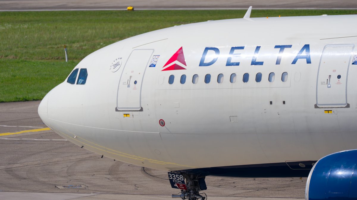 Passenger removed from Delta flight after refusing to hang up phone ...
