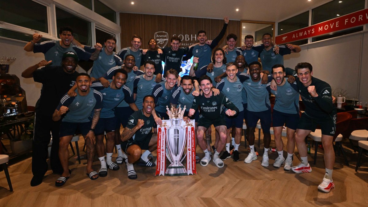 Arsenal wins first Premier League title in 22 years after Man City's draw