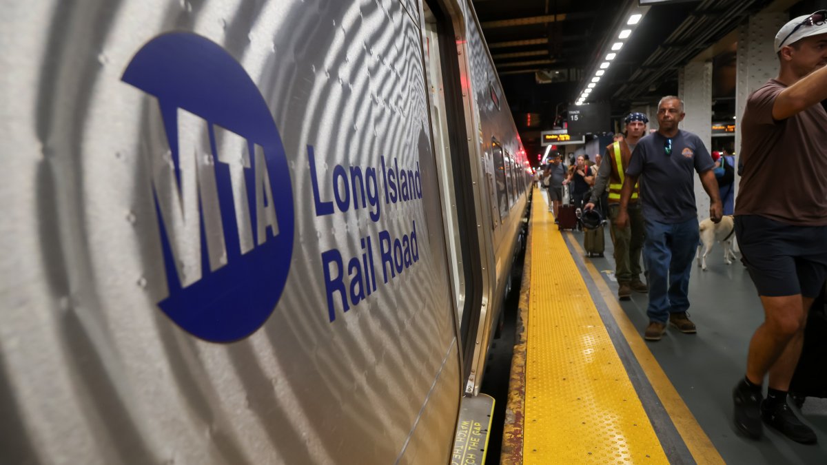 Talks resume with one week left before LIRR strike deadline
