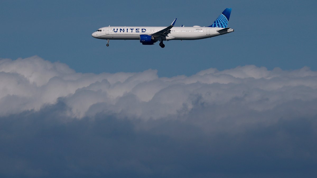 Passenger on Newark United flight allegedly tries to open door at 36,000 feet