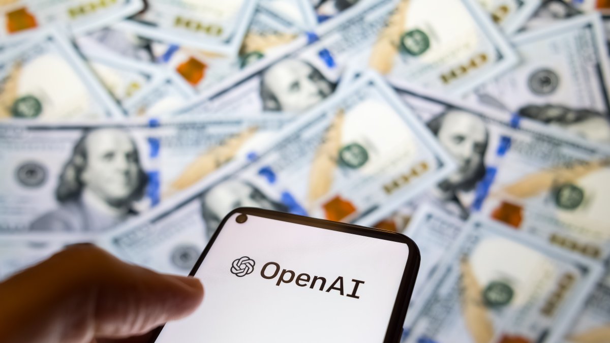Should you trust AI with your finances? An expert shares key do's and don'ts