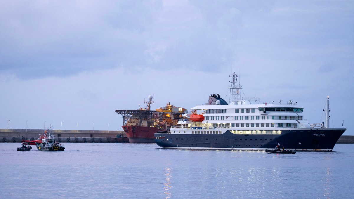 Evacuation of passengers from hantavirus-stricken cruise ship begins in Tenerife