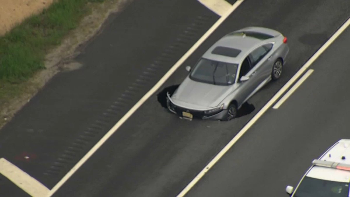 Source image for "Sinkhole on Long Island Expressway closes lanes of traffic"