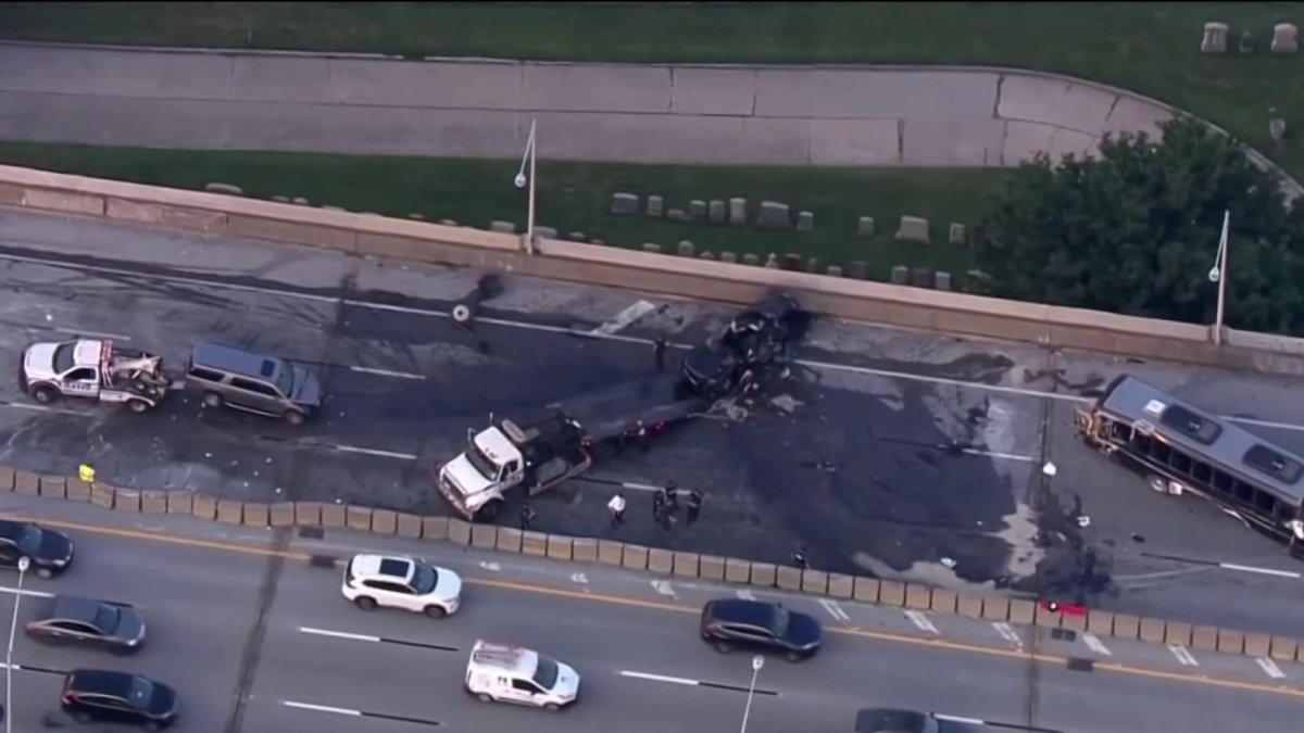 Source image for "2 dead, 20 hurt in Long Island Expressway crash after bus hits multiple vehicles"