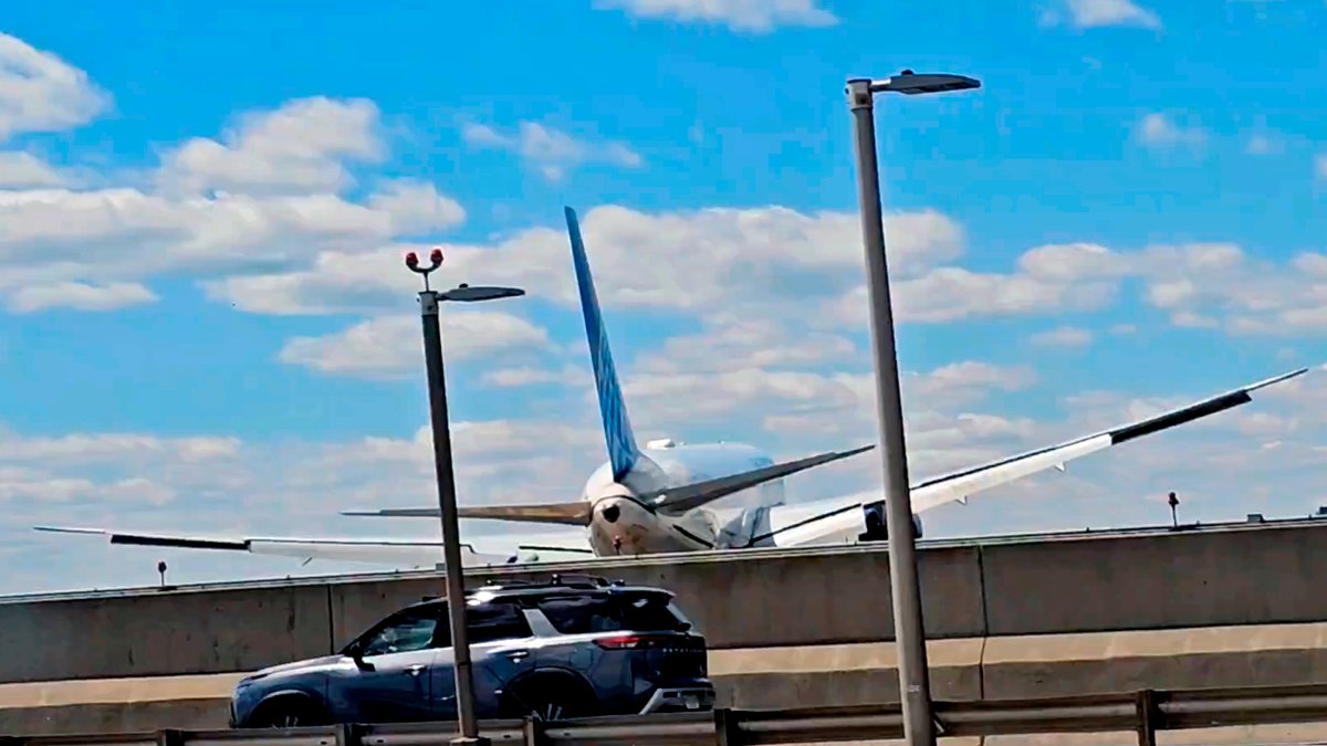 Copilot of United jet that struck light pole didn't realize flight was low, report says