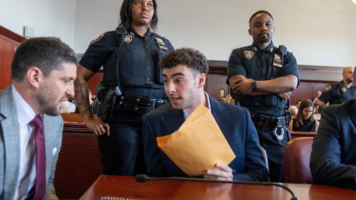 O advogado Luigi Mangione desistiu de sua defesa de saúde mental no julgamento de assassinato de CEO – NBC New York O advogado Luigi Mangione desistiu de sua defesa de saúde mental no julgamento de assassinato de CEO – NBC New York