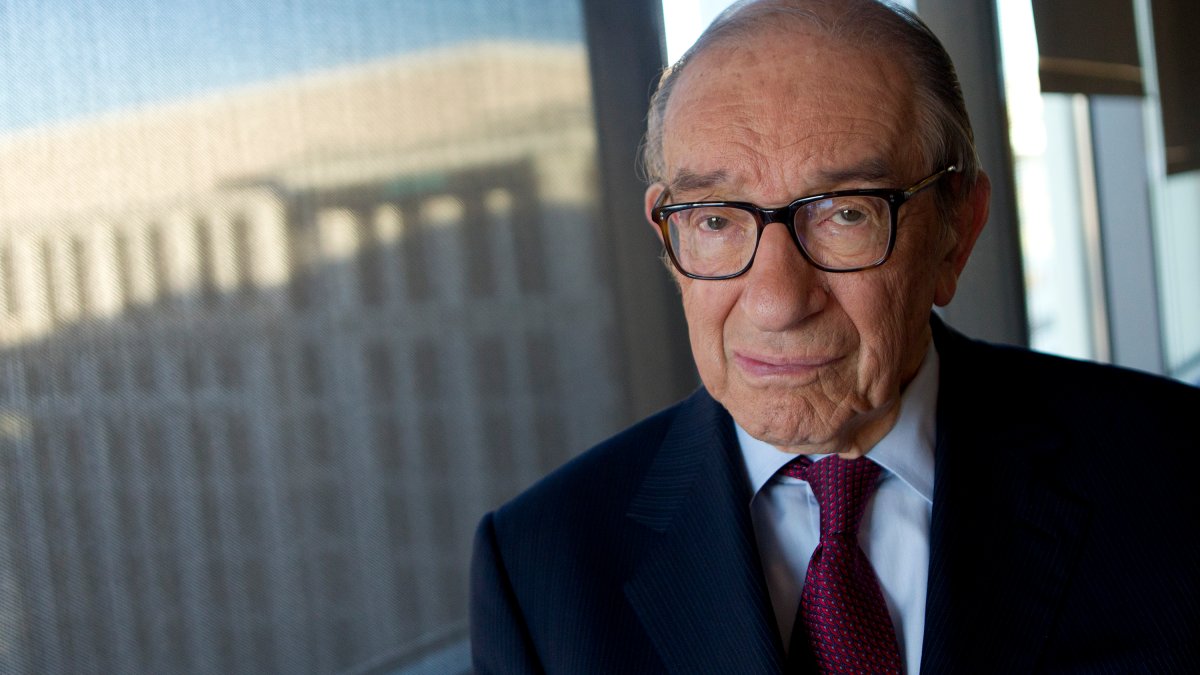 O ex-presidente do Federal Reserve, Alan Greenspan, falece aos 100 anos – NBC New York