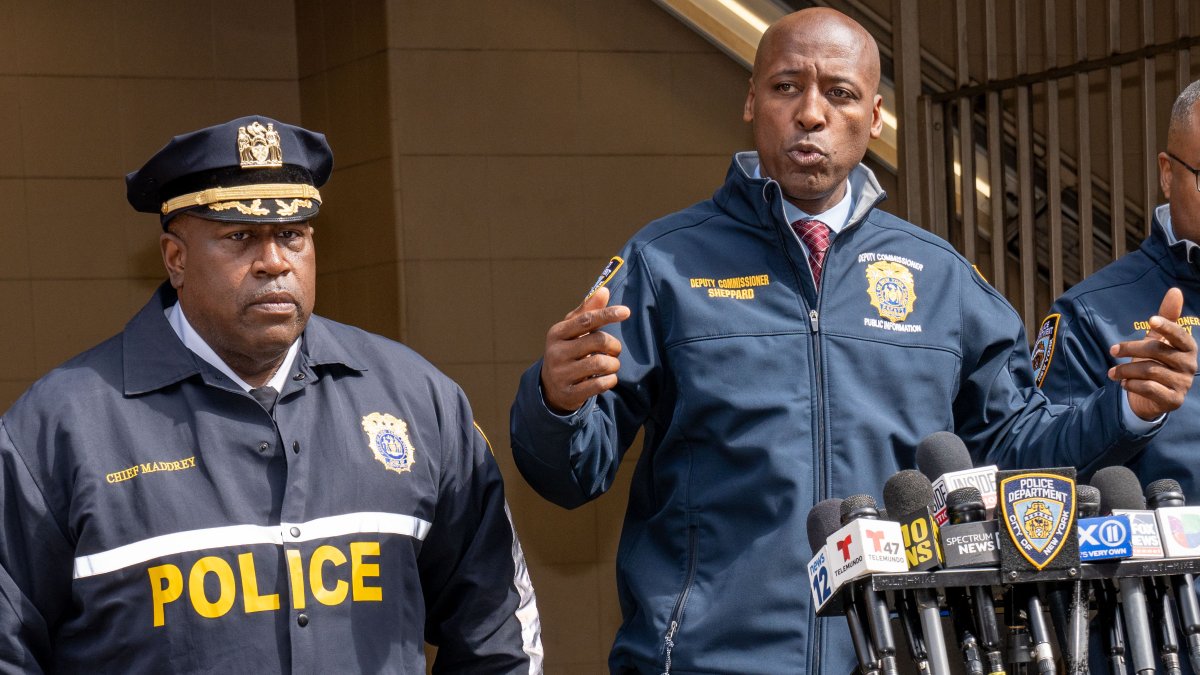 Oficiais da NYPD procurados pelo FBI – NBC New York