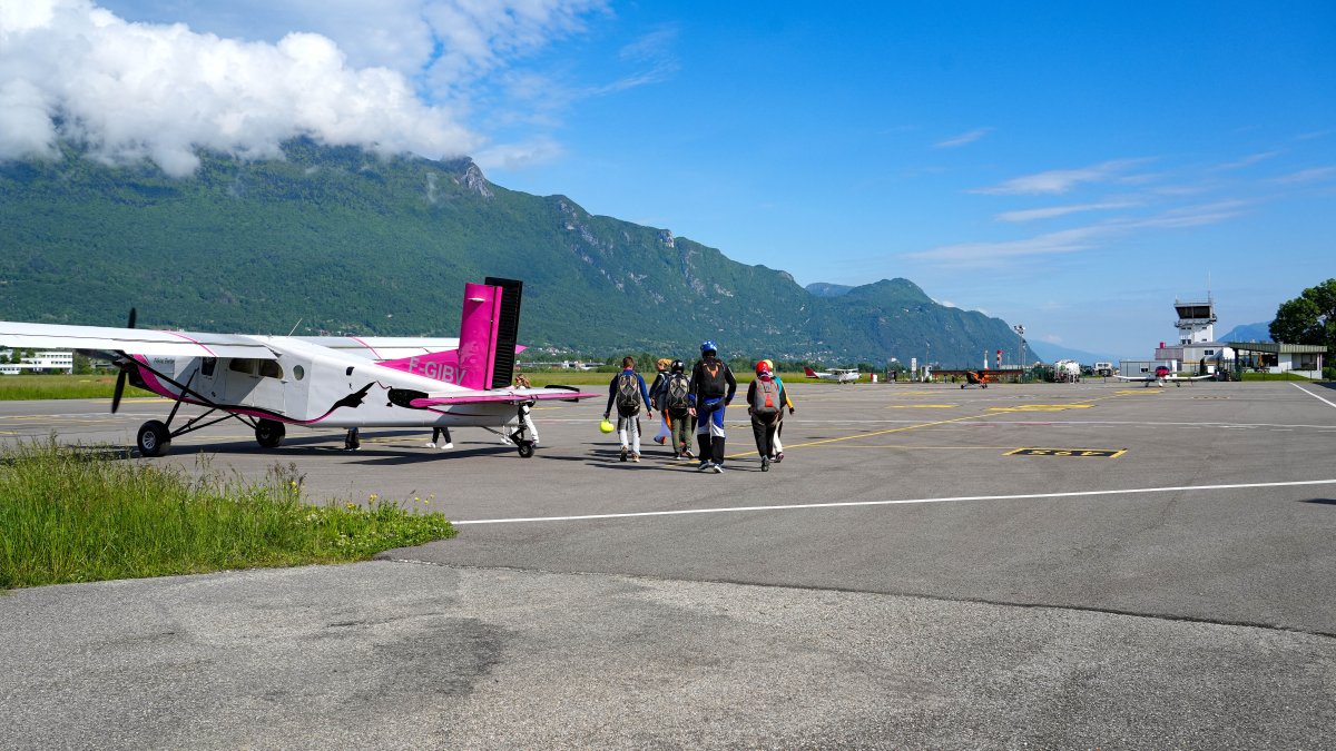 11 pessoas morreram em acidente de avião no nordeste da França – NBC New York