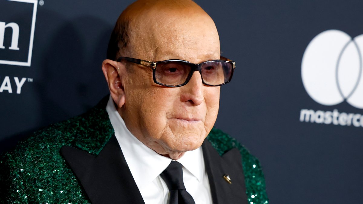 Clive Davis, lendário produtor musical, falece aos 94 anos – NBC New York