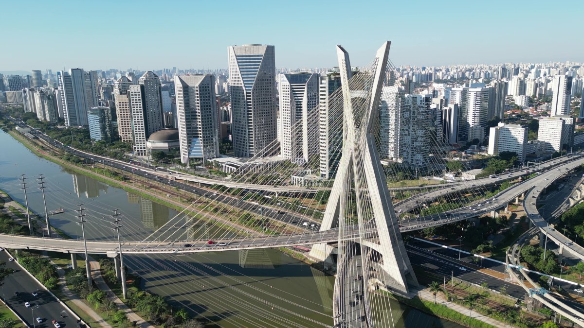 Mulher morre ao pular de ponte sem corda no Brasil – NBC New York