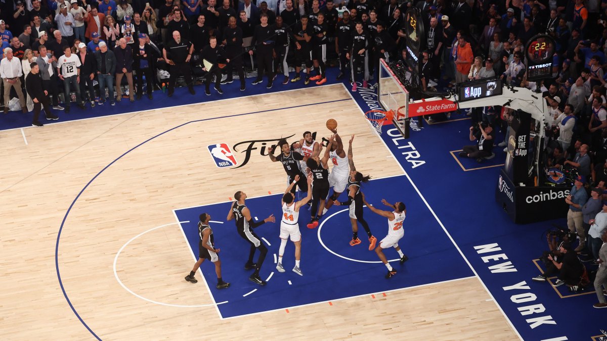 Knicks voltam de 29 a menos para surpreender os Spurs por 107-106 no jogo 4 das finais da NBA – NBC Nova York Knicks voltam de 29 a menos para surpreender os Spurs por 107-106 no jogo 4 das finais da NBA – NBC Nova York