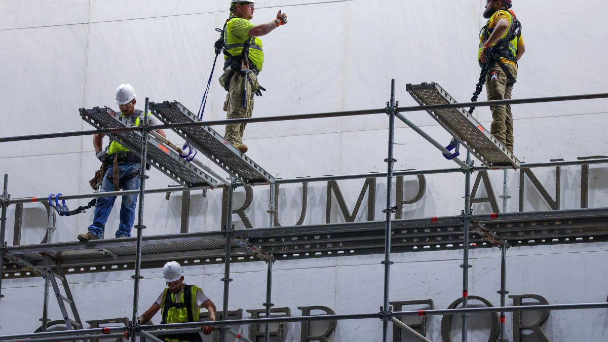 Trabalhadores começam a remover o nome de Trump do Kennedy Center – NBC New York