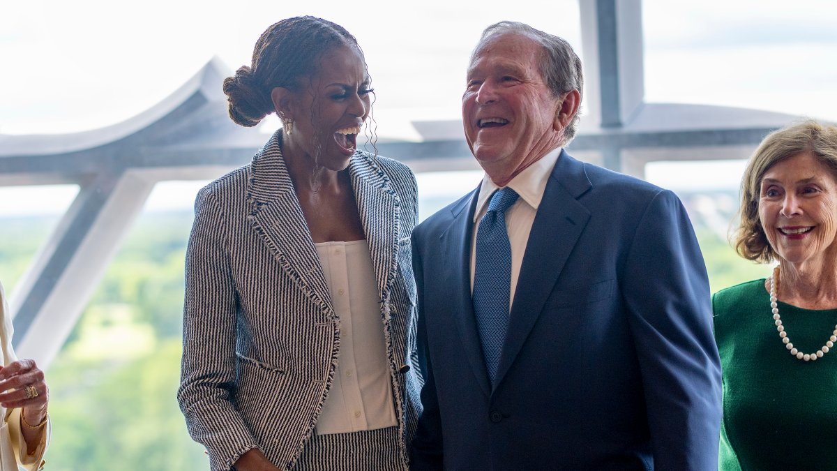 George W. Bush e Michelle Obama recriam momento icônico – NBC New York George W. Bush e Michelle Obama recriam momento icônico – NBC New York