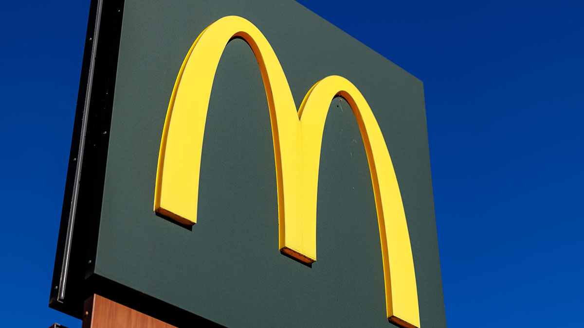 Funcionário do McDonald’s sofreu queimaduras graves quando colega de trabalho jogou óleo quente – NBC New York