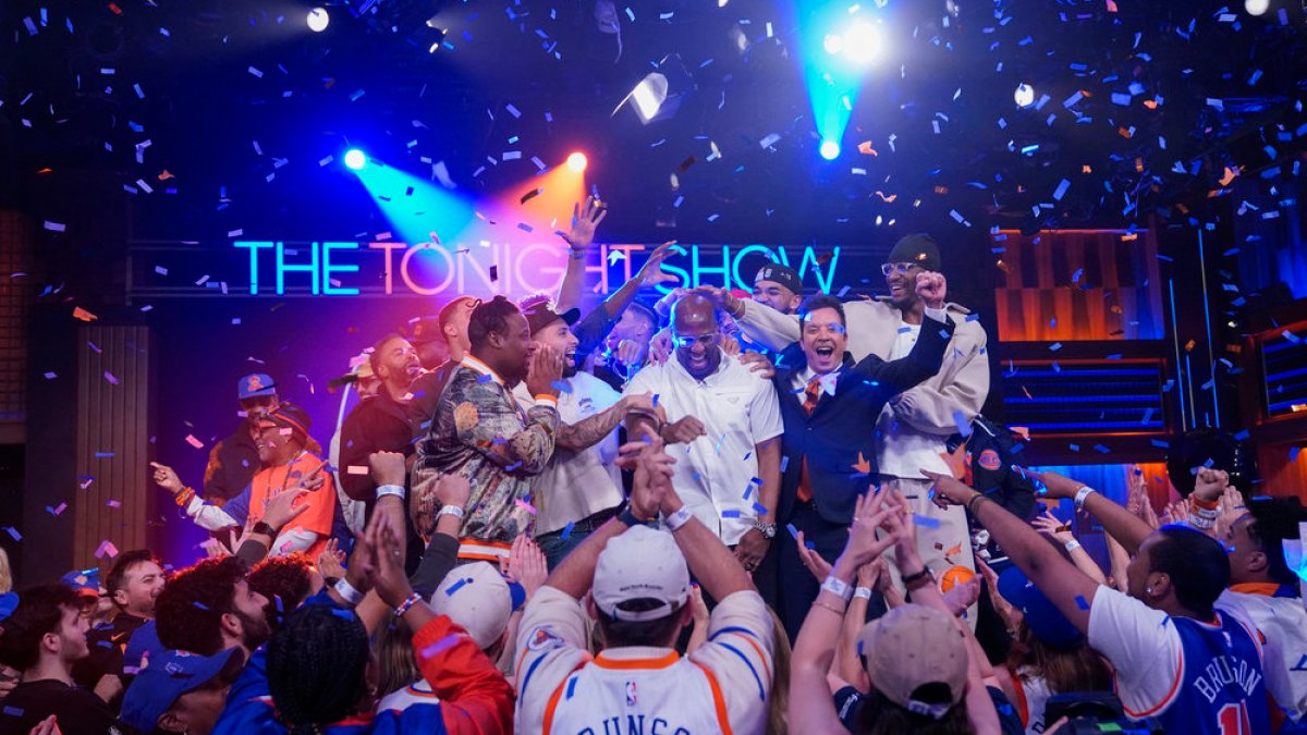 Knicks comemoram vitória nas finais no ‘Tonight Show’, levam o sapato da sorte de Fallon até as vigas – NBC Nova York