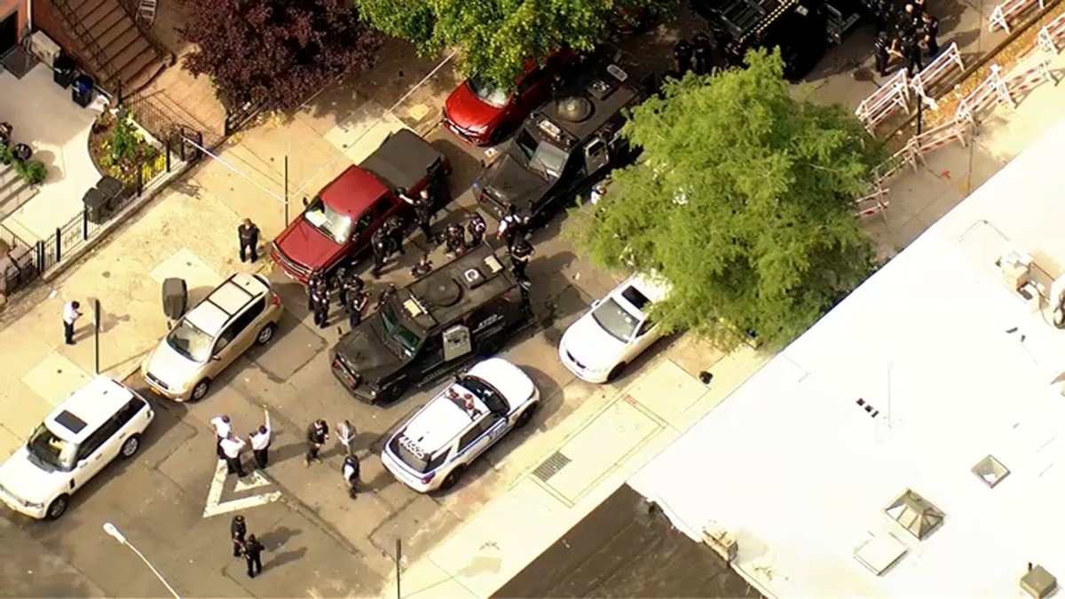 Oficial da NYPD baleado na perna enquanto o suspeito se barricou em casa no Brooklyn – NBC New York Oficial da NYPD baleado na perna enquanto o suspeito se barricou em casa no Brooklyn – NBC New York