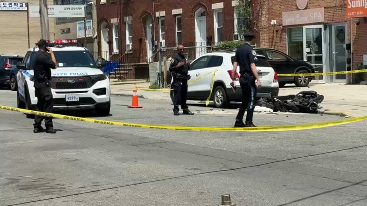 Menino de 13 anos morto em acidente de scooter no Queens depois que a porta do carro foi aberta – NBC New York