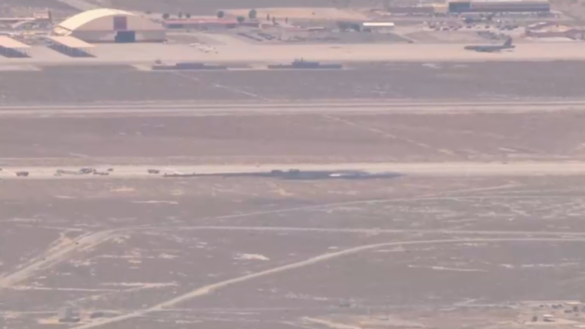 B-52 cai na Base Aérea de Edwards – NBC Nova York