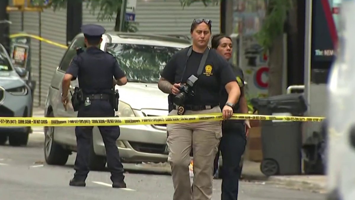 Oficial da NYPD baleado em Crown Heights; Menino de 18 anos preso – NBC Nova York