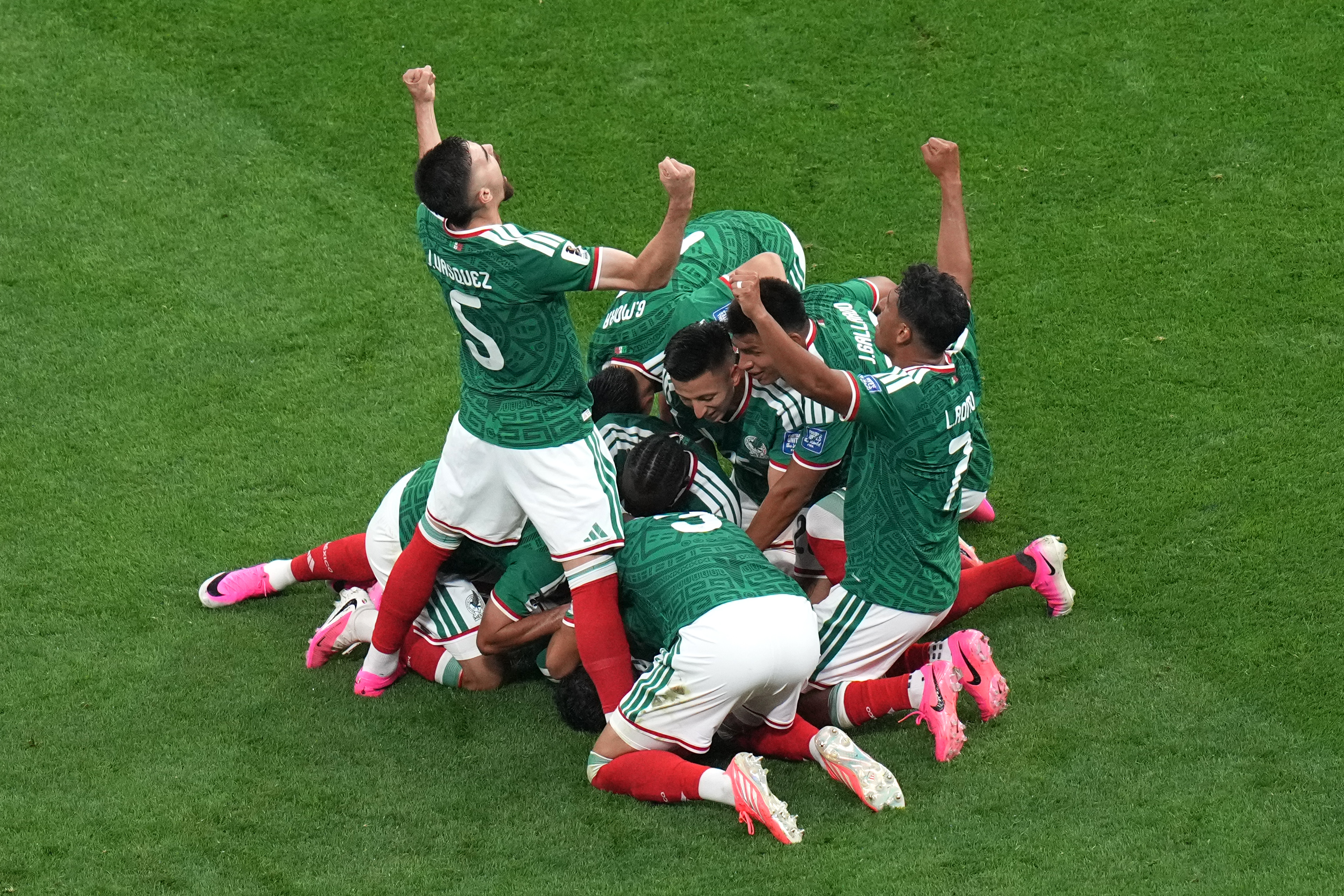 Mexico dominates Ecuador and advances to World Cup round of 16