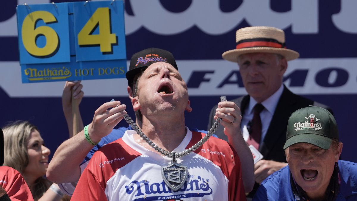Joey Chestnut come 66 cachorros-quentes para ganhar Nathan’s Famous – NBC New York