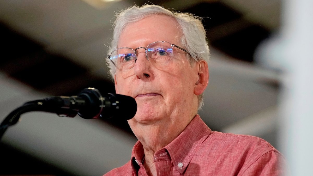 O senador Mitch McConnell diz que a queda levou à hospitalização – NBC New York