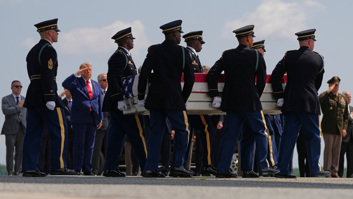 Trump participou de uma cerimônia solene de boas-vindas quando quatro soldados americanos mortos na guerra do Irã voltaram para casa – NBC New York