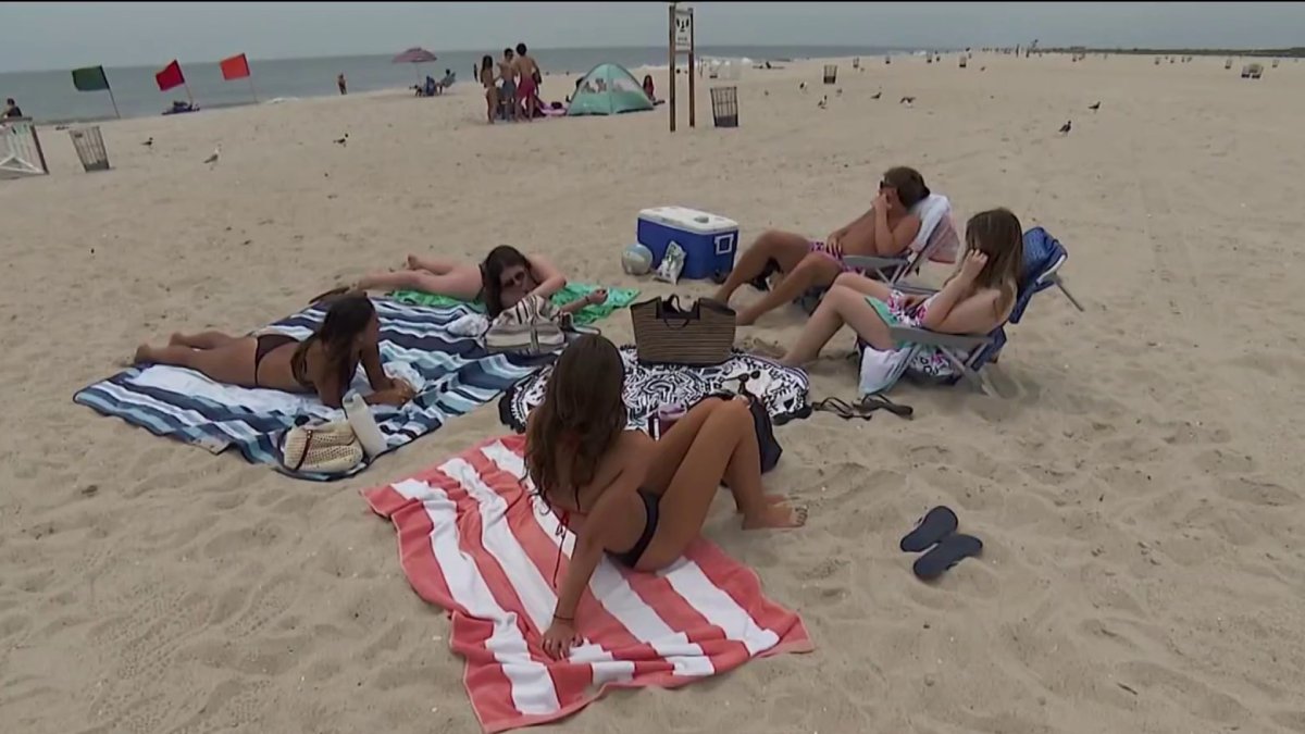 Os influenciadores apregoam ‘tanmaxxing’, mas os dermatologistas aconselham cautela – NBC New York