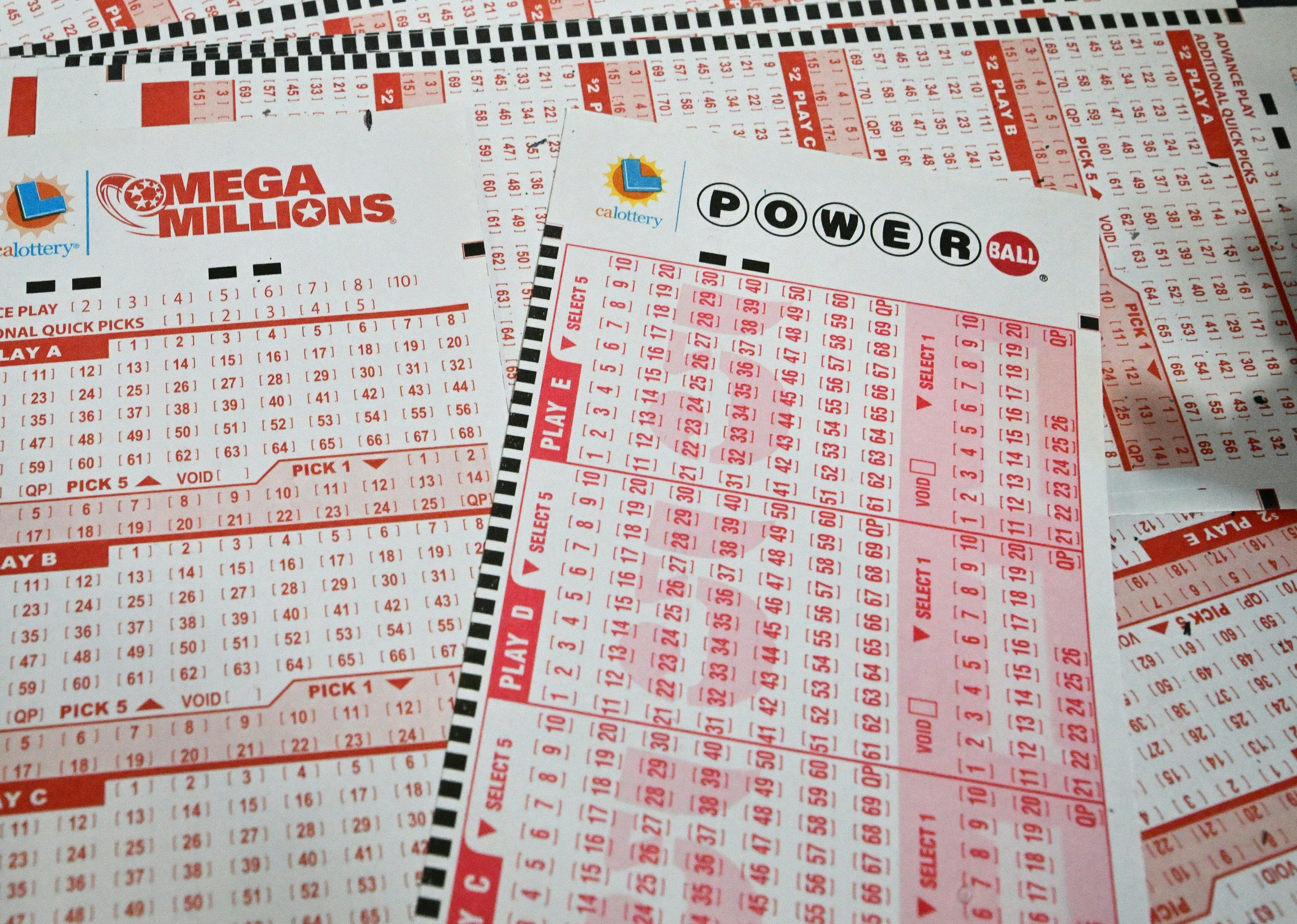 One lucky winner hits the Powerball $1 billion jackpot