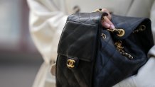 COPENHAGUE, DANEMARK – 6 AOÛT : Christina Huda assiste au défilé Munthe lors de la Fashion Week SS26 de Copenhague, portant un mini sac Chanel 25 en cuir de veau noir et plaqué or, présentant un motif matelassé, une finition mate, un design, un logo à sangle dorée sur le devant et un logo en métal sur le devant. Bandoulière en cuir et poche extérieure en dentelle lors de la deuxième journée de la Fashion Week de Copenhague, le 6 août 2025 à Copenhague, au Danemark. (Photo de Moritz Scholz/Getty Images)