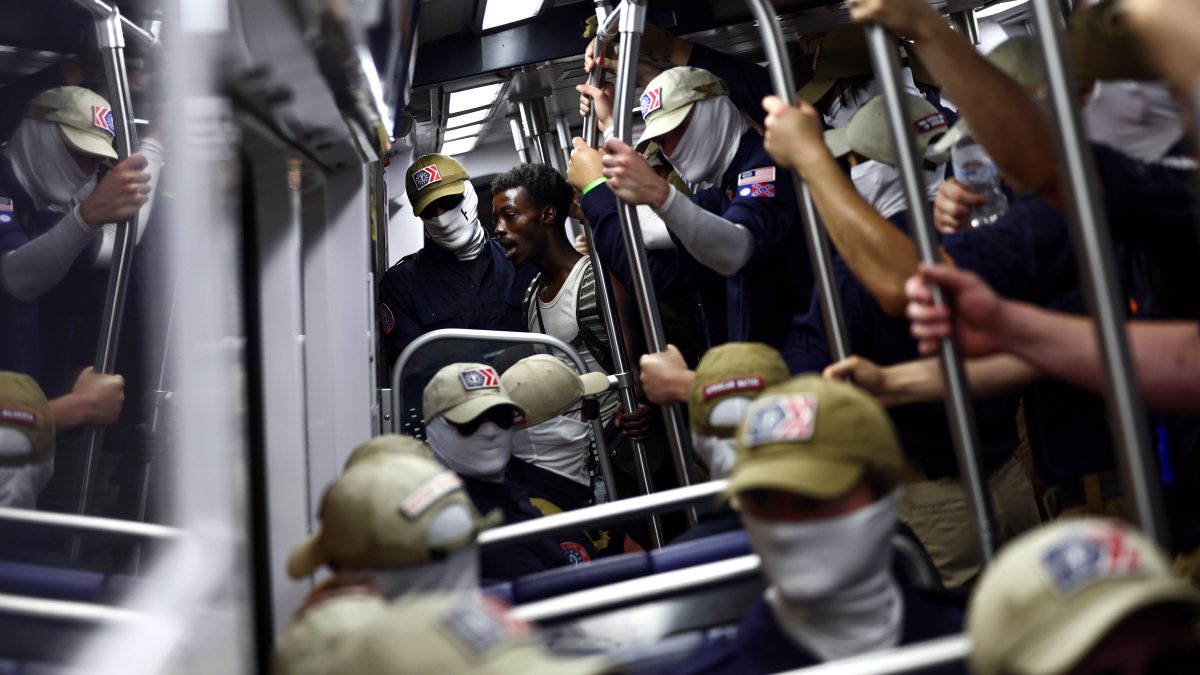 Homens usando máscaras com bandeiras confederadas são vistos em Washington, DC – NBC New York