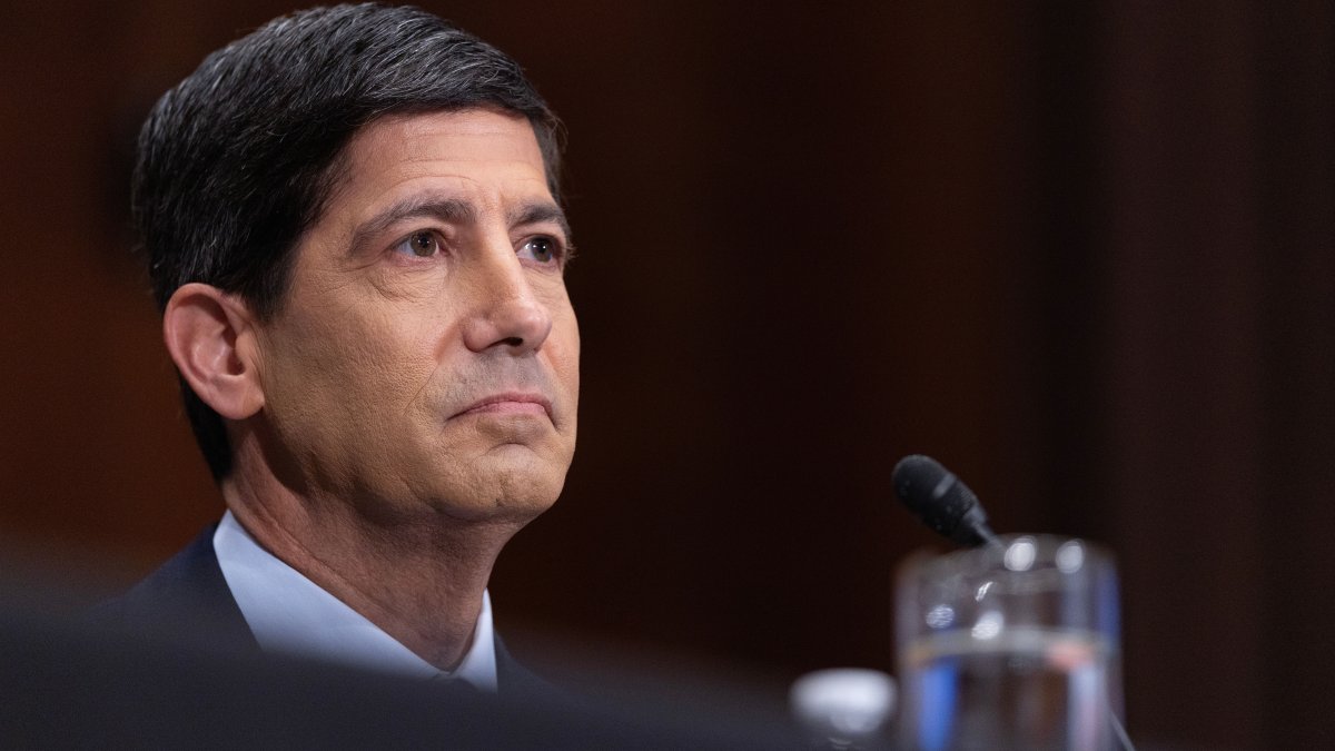 O Federal Reserve mantém as taxas de juros inalteradas, mas três membros votam para aumentar as taxas em meio a preços altos – NBC New York