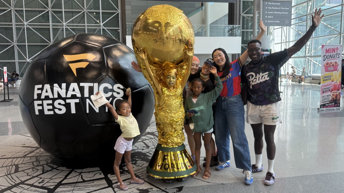 Torcedores se vestem como troféu da Copa do Mundo para vencer concurso de fantasias do Fanatics Fest – NBC Nova York