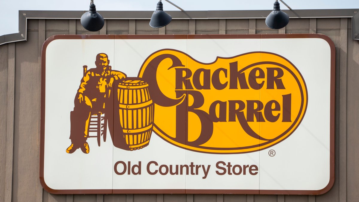 Itens deixados para trás no Cracker Barrel levaram à prisão por assassinato em 1985 – NBC New York